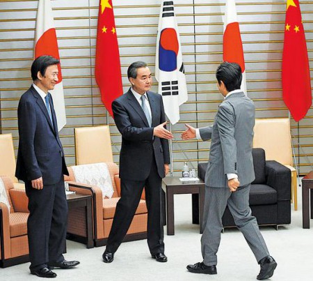 日本首相安倍晉三會見王毅